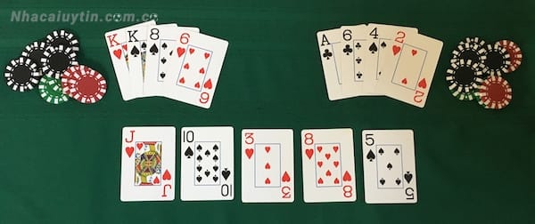 Khi bắt đầu, Omaha Poker sẽ chia cho người chơi 4 quân bài tẩy