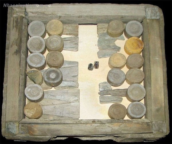 Bàn cờ cổ Backgammon được phát hiện bởi nhà cái khảo cổ